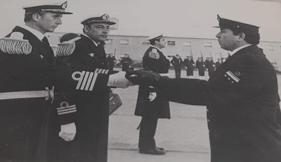 Sub Oficial Norberto Álvarez recibiendo la Espada de Mando al ser ascendido a Sub Oficial Superior. Cuarenta y seis años después, entregó ese mismo sable al Soldado Conscripto Horacio Kent, en conmemoración de un nuevo aniversario de la llegada de los buques Canberra y Nordwart al Atlántico Sur.